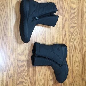 Black Totes Rain Boots
